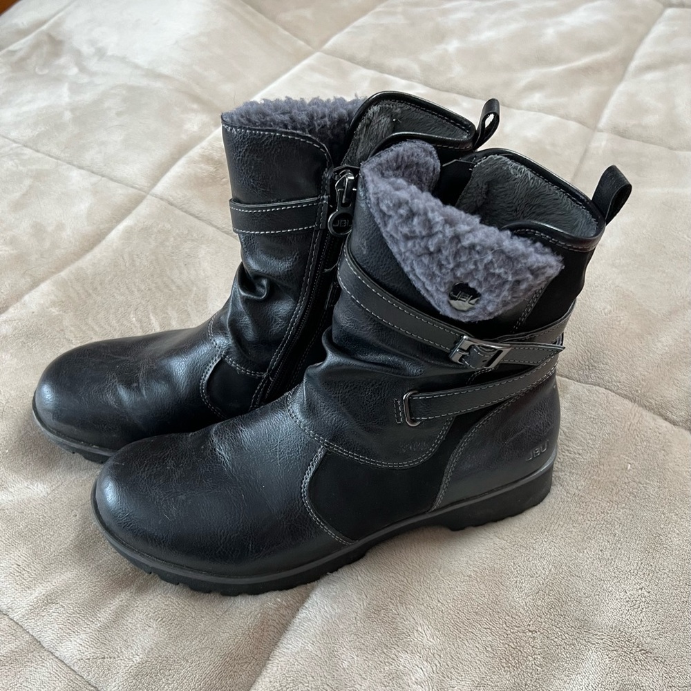 JBU size 8M short boot with zippers. Lightly worn.